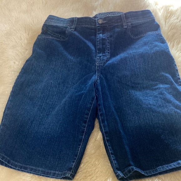 Gloria Vanderbilt Blue Jean Shorts Classic Denim Style - Picture 1 of 9